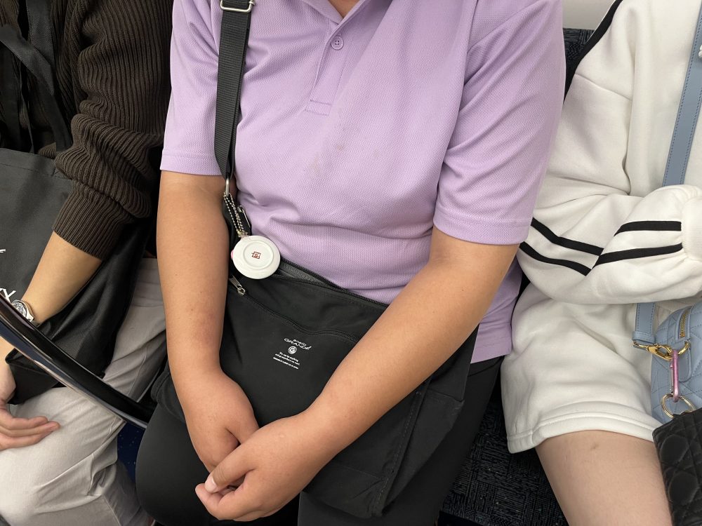 会った女性が電車に乗っている写真